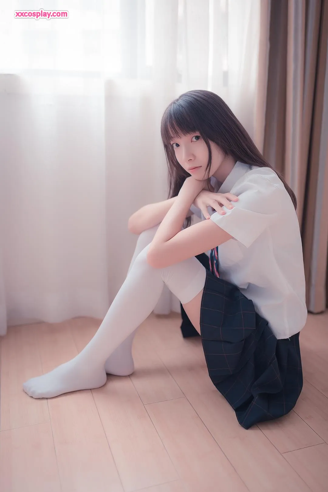 Zumu Zi: Next-Door Fresh Girl in White Stockings